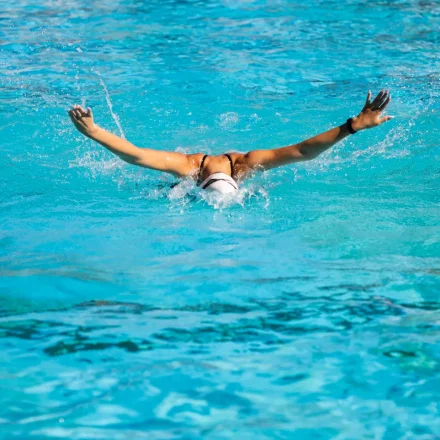 Desarrollar fuerza en el agua para mariposa